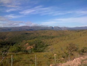A deep cut runs through the mountains of Minas Gerais