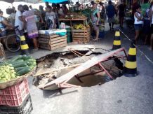 Massive pot-hole appears in a market in Brazil